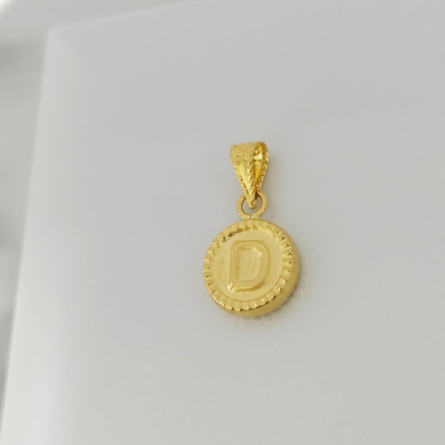 Dije Letra D Diamantada 1.5cm /0.46/gr ID: 2451